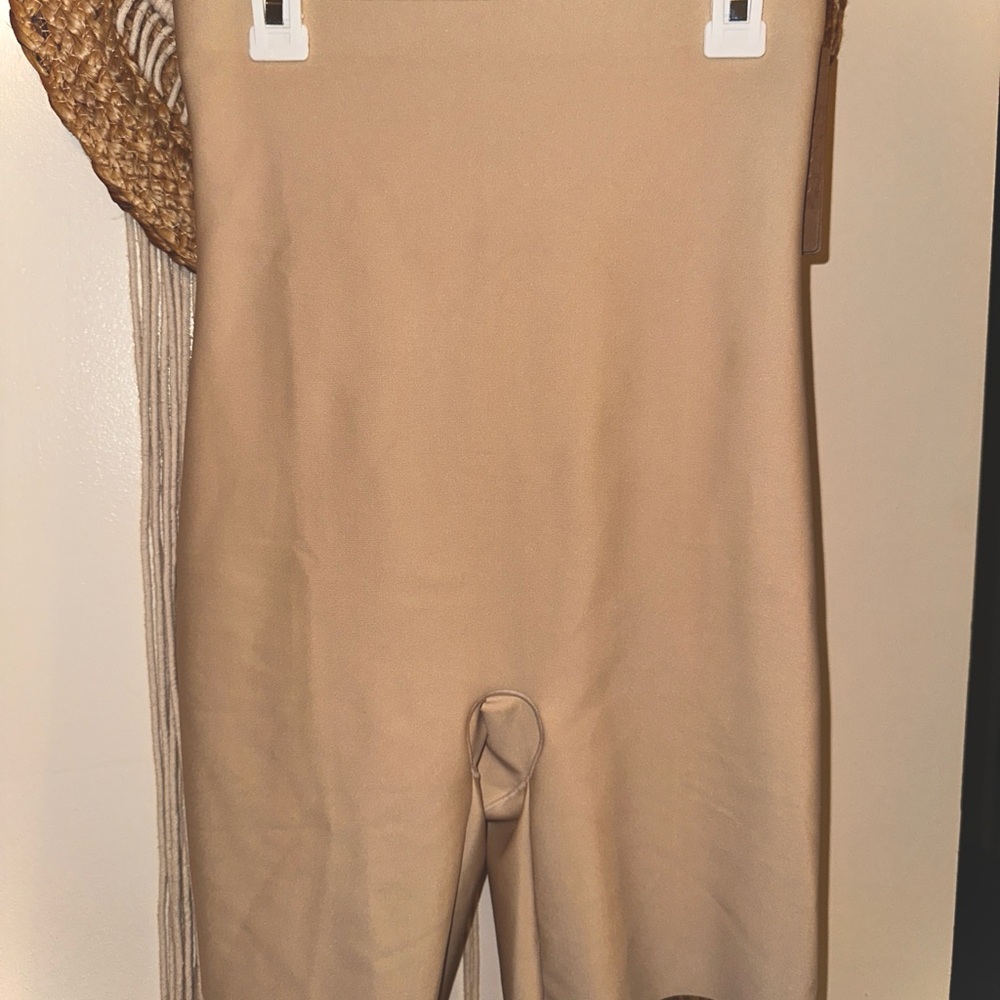 SKIMS Body NWT High-Waisted Short - Sand